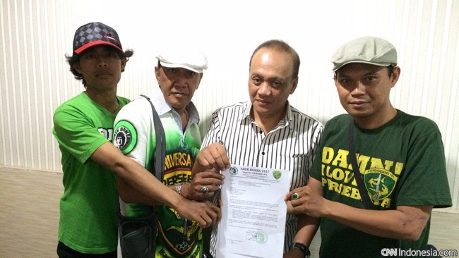 Kementerian Hukum dan HAM telah mengeluarkan keputusan bahwa hak milik penggunaan nama dan logo Persebaya adalah PT Persebaya Indonesia.