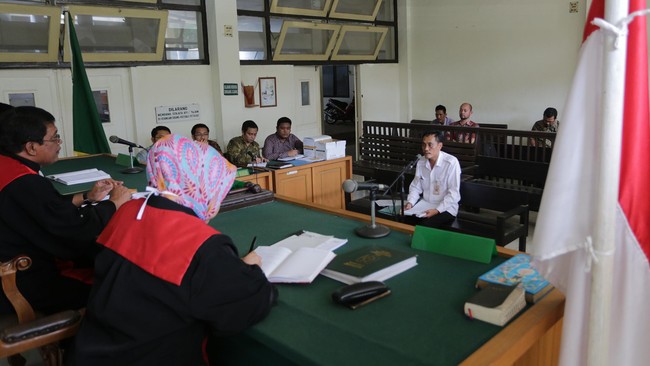 Hakim Ketua PN Palembang dikritik karena menolak gugatan perdata Kementerian Lingkungan Hidup dan Kehutanan atas PT Bumi Mekar Hijau sebesar Rp7,9 triliun.