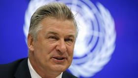 Alec Baldwin Dikritik karena Jadi Tunanetra di Film