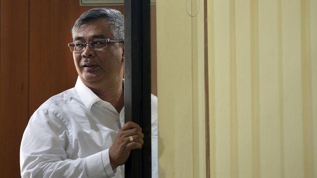 Setelah Akil Mochtar, Menyusul Patrialis Akbar Tiga tahun sebelum Patrialis terjerat, mantan ketua Mahkamah Konstitusi Akil Mochtar dicokok KPK karena menerima suap sekitar Rp3 miliar.