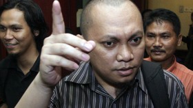 Kembali Keluar Bui, Kali Ini Gayus Melayat Orang Tuanya