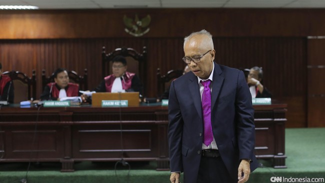 Fransisca Insani adalah anak buah pengacara kondang OC Kaligis yang dibantu Patrice Rio Capella magang di kantor pengacara itu. 