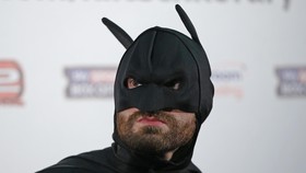 Jumpa Klitschko, Petinju Inggris Kenakan Kostum Batman