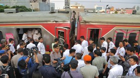 Polisi Evakuasi Korban Kecelakaan Dua KRL di Juanda