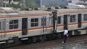 KRL Tabrak Bus TransJakarta di Jakarta Barat