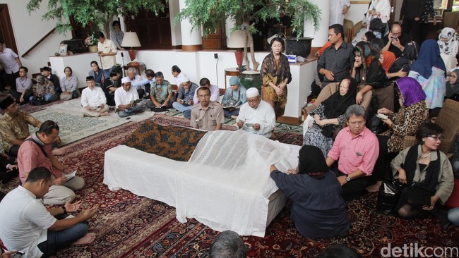 Dibentuknya Lembaga Bantuan Hukum Jakarta oleh Adnan Buyung Nasution memberikan banyak inspirasi bagi sarjana hukum di Indonesia.