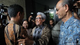 Kisah Ruhut Saat Bertugas Bersama Adnan Buyung di Atambua