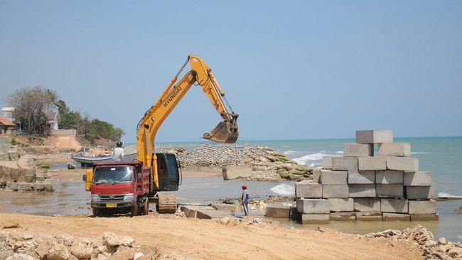 Kementerian PUPR mengungkapkan muka tanah pesisir pantai utara Jawa (Pantura) turun 15 hingga 16 centimeter (cm) per tahun.