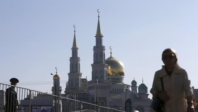 Mahmoud Abbas dan Recep Tayyip Erdogan mendampingi Vladimir Putin menghadiri peresmian Masjid Agung terbesar di Eropa yang terletak di Moskow, Rusia.