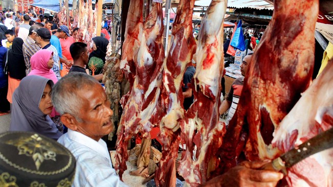 Pemerintah menterjemahkan inflasi rendah akibat ketersediaan barang dan kecukupan barang yang menyebabkan harga barang stabil, bukan akibat daya beli rendah.