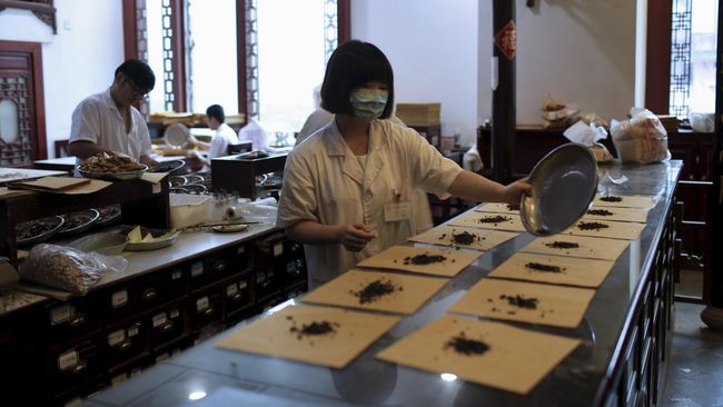 Di China saat ini sedang terjadi pertarungan antara vitamin dan suplemen modern versus produk-produk tradisional yang masih sangat dipercaya khasiatnya.