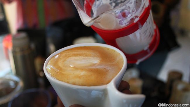 Kopi bumbung adalah bentuk kreativitas agar para petani dapat menikmati kopi ala cafe mahal dengan sederhana.