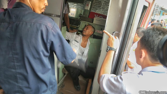 Tidak ada korban jiwa sejauh ini tetapi satu masinis masih terjepit badan kereta. Pihak Kereta Rel Listrik (KRL) belum tahu pasti penyebab kecelakaan.