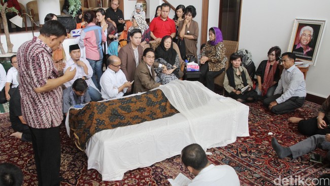 Ketika kondisinya semakin kritis, Adnan Buyung Nasution menuliskan di secarik kertas. Dia minta dibacakan zikir khusus versinya. 