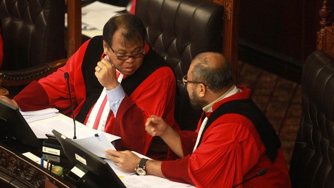Perbedaan pendapat terhadap putusan perkara tentang persyaratan pasangan calon kepala daerah yang hanya dibatasi paling sedikit dua pasangan calon.