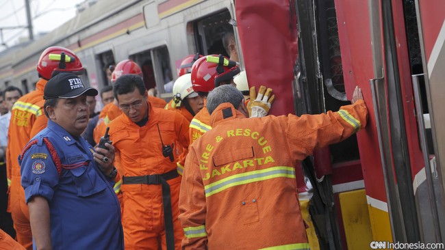 Polisi menetapkan pengemudi bus TransJakarta yang menabrak Kereta Commuter Line atau KRL di Jakarta Barat, kemarin, sebagai tersangka.