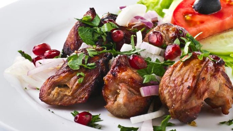 Hendak memasak daging kambing, Bun? Simak dulu yuk saran memasak daging kambing agar gizinya nggak banyak yang hilang.