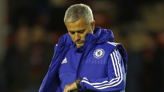 Mark Hughes menilai Chelsea sudah mengambil langkah yang tepat dengan tetap memberikan kepercayaan pada Jose Mourinho.