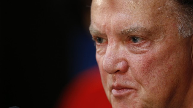 Louis van Gaal harus memutar otaknya untuk mengatasi permasalahan di lini belakang Manchester United, yaitu tak ada lagi pemain 'berkaki kiri'.