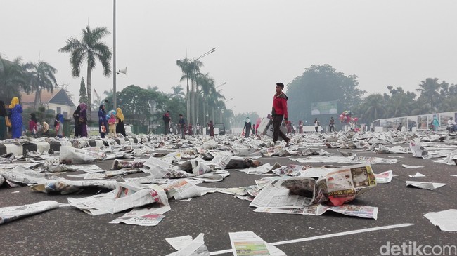 BNPB telah menerjunkan personel sebanyak 2.202 petugas untuk memadamkan titik api dan melenyapkan asap.