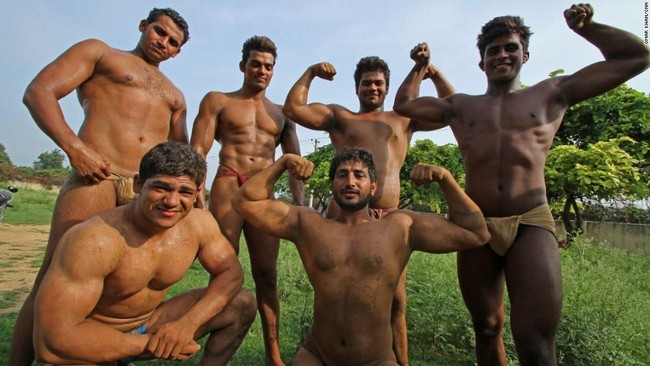 Di desa di India ini, banyak prianya memiliki otot-otot bak binaragawan. Mereka getol berlatih mengolah tubuh dan bergaya hidup sehat. Mengapa?