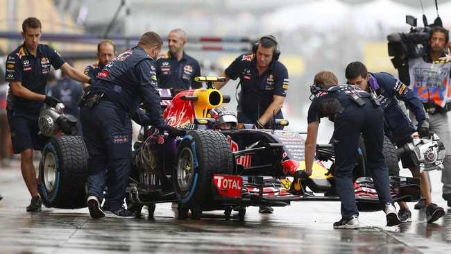 Hujan masih mewarnai latihan bebas kedua F1 GP Jepang di Sirkuit Suzuka, Jumat (25/9), dengan Daniil Kvyat menjadi yang tercepat mengalahkan Nico Rosberg.