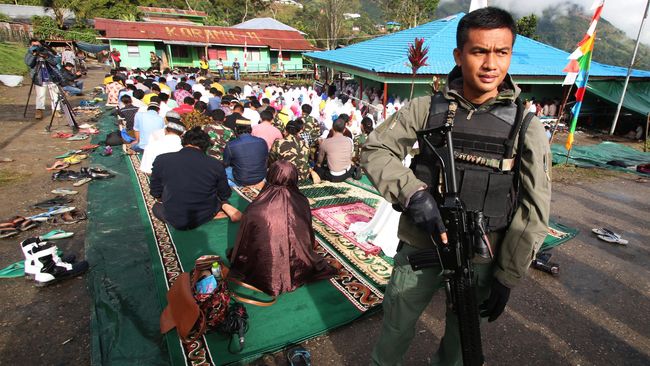 Ratusan Polisi Siaga Amankan Salat Idul Fitri Di Tolikara Ratusan Polisi Siaga Amankan Salat Idul Fitri Di Tolikara