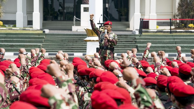 Menurut KSAD Jenderal Mulyono, prajuritnya berhak menangkap para pengguna atribut yang identik dengan PKI. 