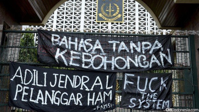 Masuknya materi kasus pelanggaran HAM sebagai bahan pelajaran dapat dilakukan melalui komisi khusus yang dibentuk pemerintah.