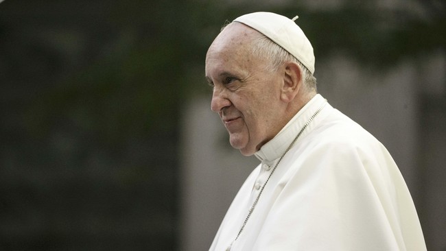 Kepolisian mempertimbangkan menuntut pembantu Paus Fransiskus sekaligus eks Uskup Agung Sydney, George Pell, atas tuduhan pelecehan seksual di masa lalu.