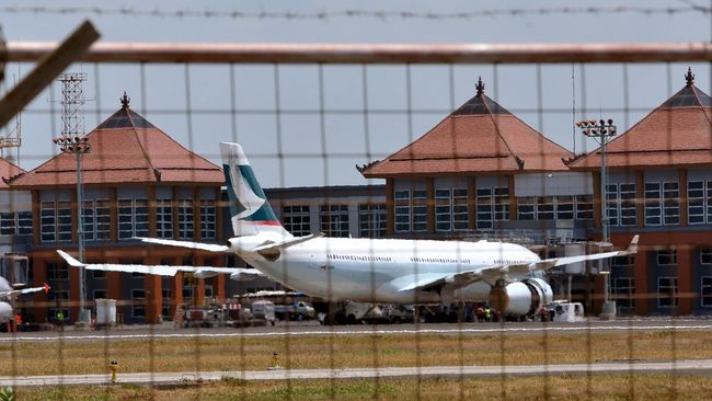 Foto pramugari Cathay Pacific Airways menahan pintu toilet pesawat pun kemudian menjadi viral di media sosial.