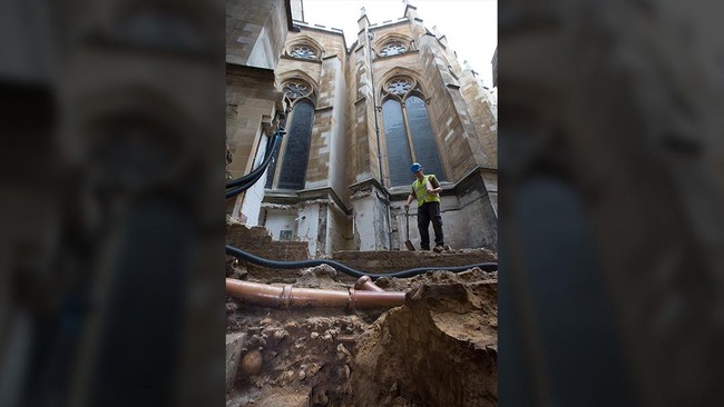 Para pekerja menara baru Westminster Abbey menemukan kumpulan kerangka manusia di pipa drainase, diperkirakan berasal dari abad pertengahan.