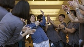 Duo iPhone 6s Mulai Dijual Perdana