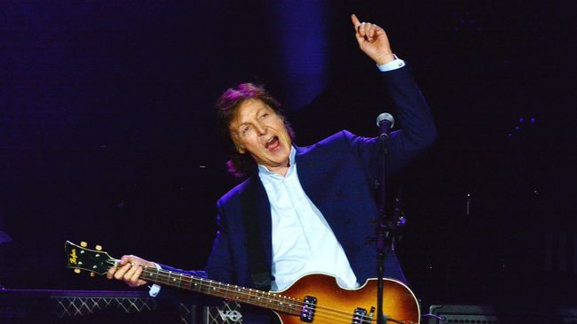 McCartney dan Lennon membubuhkan coretan ke selembar poster yang digunakan untuk promosi acara musik Monterey Pop Festival, pada 1967.