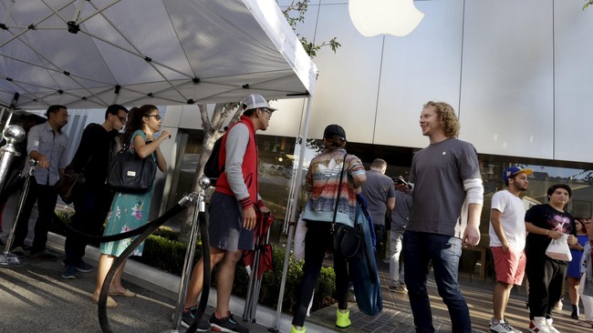 Kepala Apple Store di New York ini menyalahgunakan jabatannya untuk mencuri di tempatnya bekerja.