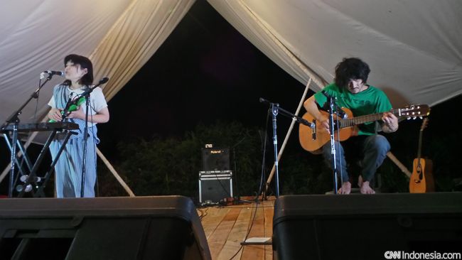 Duo asal Jepang itu hanya menggunakan alat musik gitar, pianika dan gendang saja.