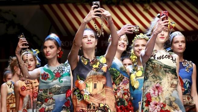 Duo perancang Italia Dolce & Gabbana menampilkan koleksi musim semi/musim panas 2016 dengan pernak-pernik bertema tempat wisata, desa dan buah khas Italia.