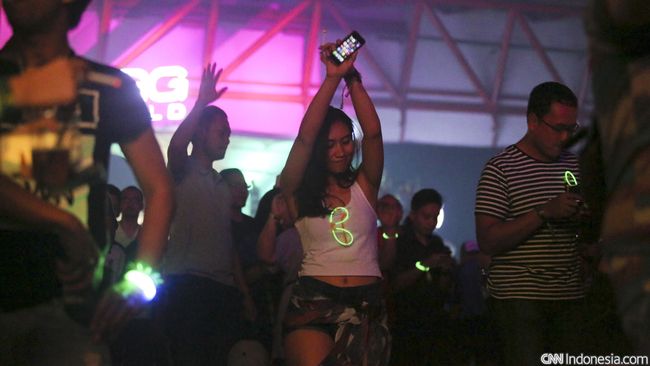 Geliat Festival 'Electronic Dance Music' di Indonesia Saat tubuh merespon musik, timbul rasa senang. Maka tak heran bila EDM digemari para muda mudi.