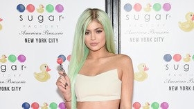 Lipstik Kylie Jenner Laris dalam 30 Detik