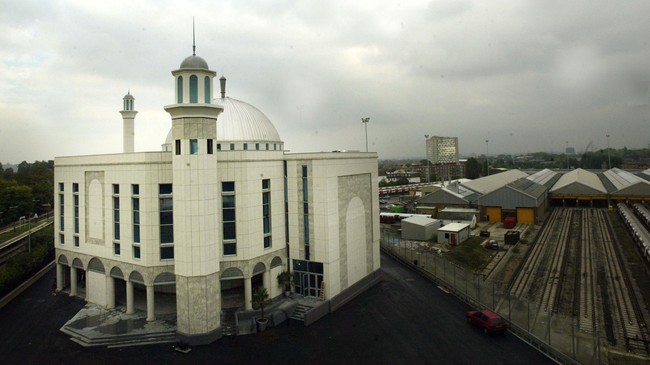 Majid Baitul Futuh di Morden, London yang  merupakan salah satu masjid terbesar di Eropa Barat yang berkapasitas 10 ribu orang terbakar.