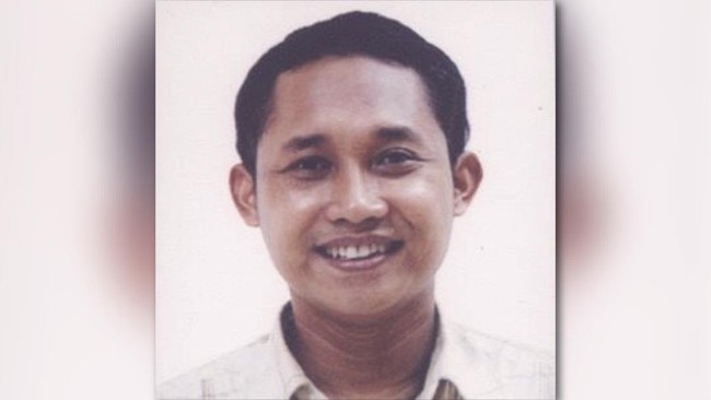 "Aku mohon izin pulang duluan ya. Badanku enggak enak. Aku mau tidur," Mas Kelmi pamit pulang pada suatu hari selepas magrib.