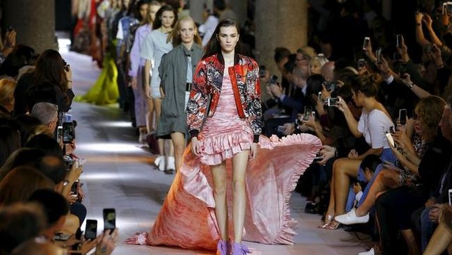 Perancang Norwegia menampilkan koleksi perdananya untuk rumah fesyen Roberto Cavalli dengan menampilkan versi lebih muda dari ciri khas rancangan Cavalli.
