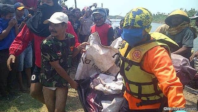 Kerasnya benturan tabrakan antara kapal nelayan dengan tongkang di perairan Kendal membuat para nelayan di dalam kapal terlempar dan tercebur di laut.