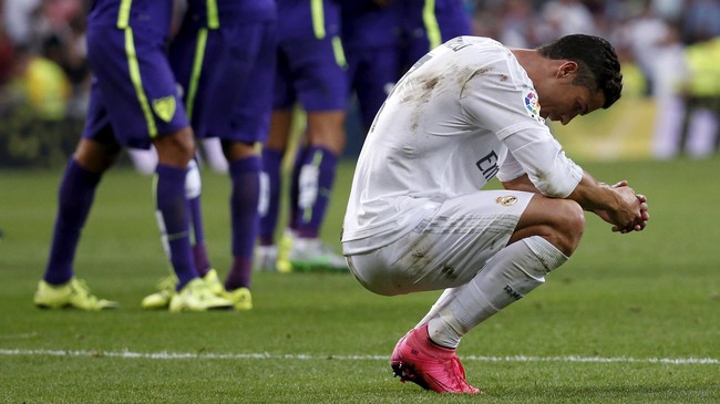 Real Madrid harus rela kehilangan posisi puncak klasemen Liga Spanyol setelah hanya bermain imbang 0-0 menghadapi Malaga di Santiago Bernabeu.