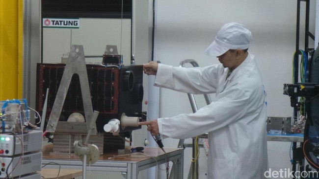Satelit mungil pertama buatan Indonesia, Lapan-A2, dapat dimanfaatkan untuk memantau laut Indonesia dan mengetahui kapal asing yang mencuri sumber daya negara.