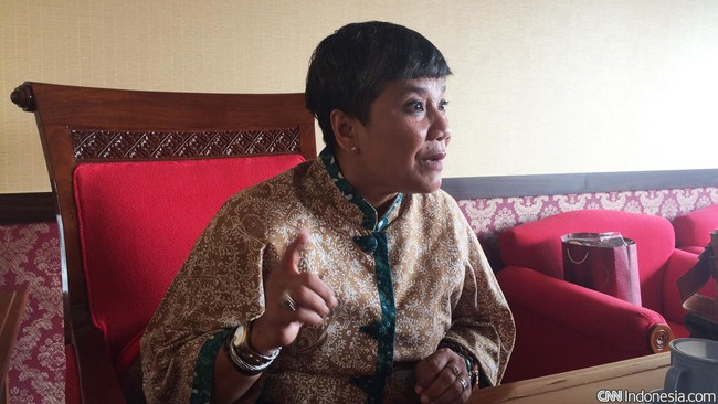 Kehidupan Ribka Tjiptaning berbalik 360 derajat pasca G30S, dari semula anak pengusaha di Solo menjadi bocah yang terlunta-lunta di ibu kota.