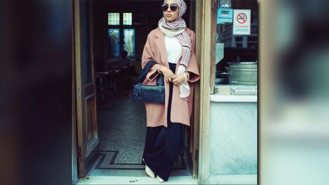 Mariah Idrissi merupakan model berhijab pertama yang tampil dalam video iklan retail fesyen H&M.