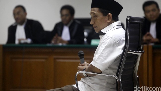 Fuad Amin Imron yang merupakan terdakwa kasus suap gas alam Bangkalan, dituntut 15 tahun penjara dan denda Rp 3 miliar dalam sidang yang dilaksanakan malam ini.