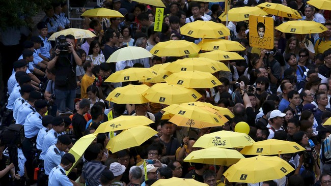 Ratusan aktivis pro-demokrasi berarak di dekat markas-markas pemerintahan Hong Kong, memeringati satu tahun terjadinya aksi protes prodemokrasi.