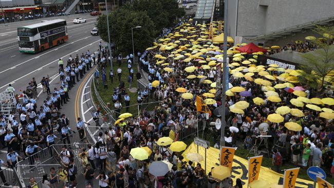Ribuan Warga Hong Kong Demo Rencana Ekstradisi ke China Ribuan orang berdemonstrasi di Hong Kong menuntut penghapusan rancangan peraturan ekstradisi yang akan membuat warga dikirim ke China untuk diadili.